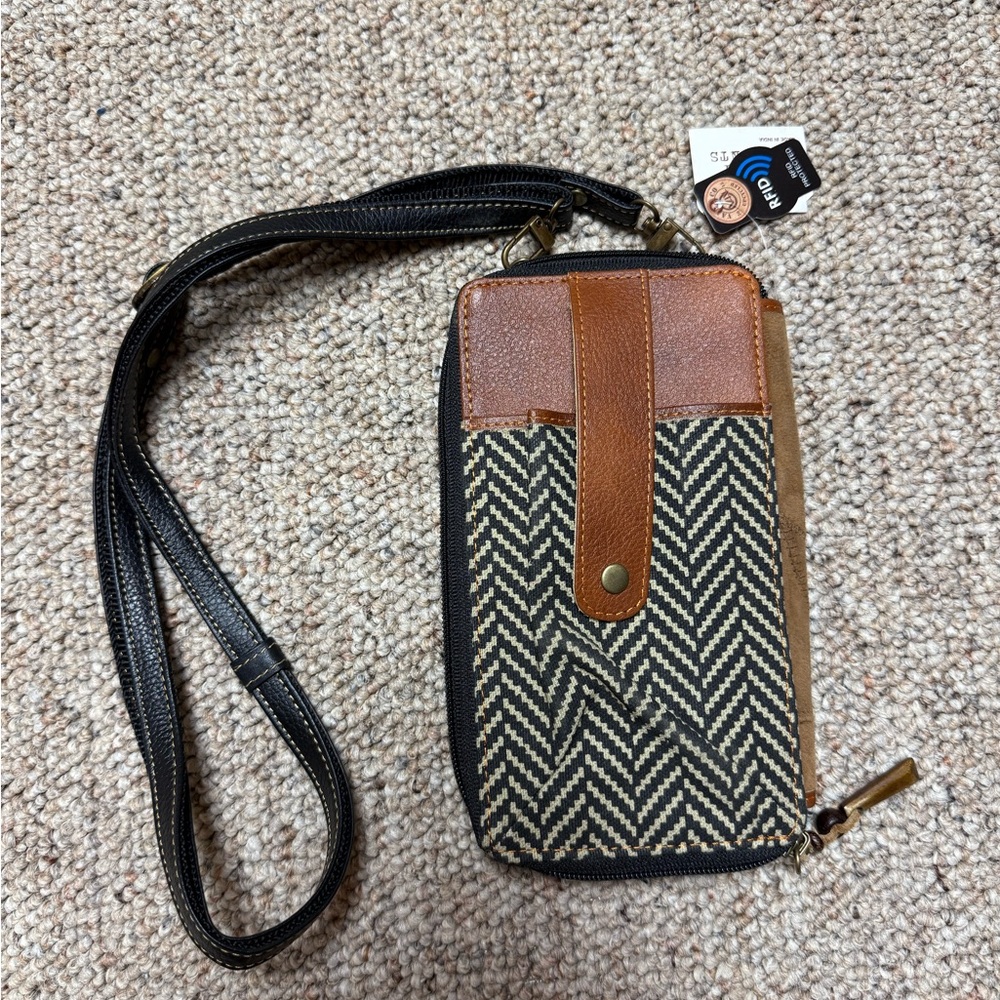 VAAN & CO Chic Chevron Crossbody Bag in Black and Brown
